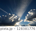 真夏の空と入道雲 128381776
