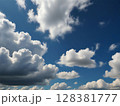 真夏の空と入道雲 128381777