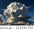 真夏の空と入道雲 128381782
