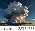 真夏の空と入道雲 128381783