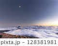 韓国岳山頂から雲海に包まれた高千穂の峰を望む 128381981