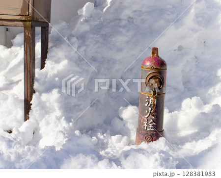 雪の中にレトロな茶色い消火栓が埋もれている風景 雪の中にレトロな茶色い消火栓が埋もれている風景 128381983
