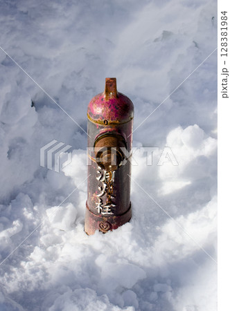 雪の中にレトロな茶色い消火栓が埋もれている風景 雪の中にレトロな茶色い消火栓が埋もれている風景 128381984