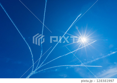 大阪関西万博で披露されたブルーインパルスの展示飛行 128381997