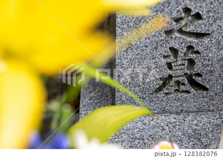 お花の供えてあるお墓 お花の供えてあるお墓 128382076
