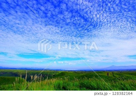 秋の空（高原・秋イメージ・背景素材） 128382164