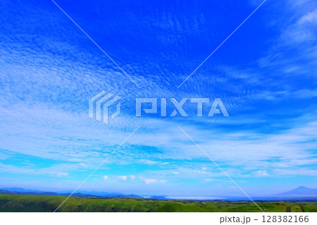 秋の空（高原・秋イメージ・背景素材） 128382166