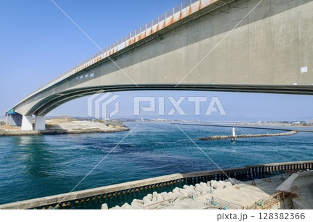 浜松市、浜名湖の今切口と浜名大橋 浜松市、浜名湖の今切口と浜名大橋 128382366