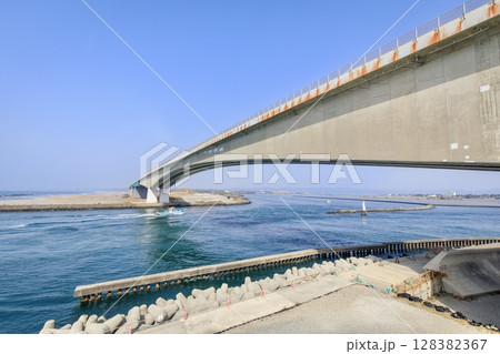 浜松市、浜名湖の今切口と浜名大橋 128382367