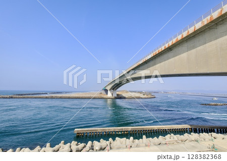 浜松市、浜名湖の今切口と浜名大橋 128382368