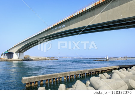 浜松市、浜名湖の今切口と浜名大橋 128382370