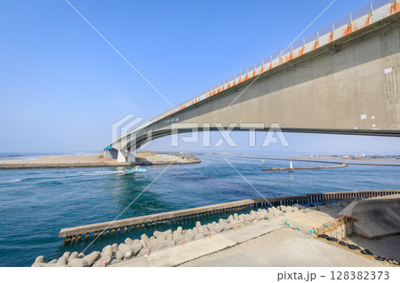 浜松市、浜名湖の今切口と浜名大橋 浜松市、浜名湖の今切口と浜名大橋 128382373