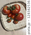 ざるに盛られたトマト 128382536