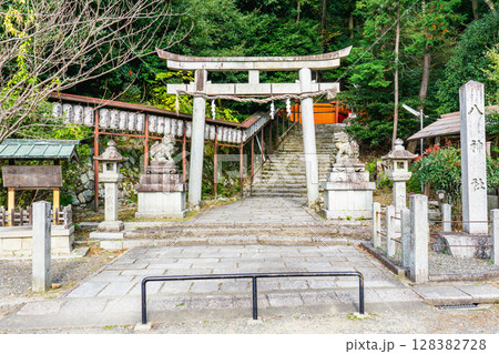 京都市左京区銀閣寺町の八神社　鳥居 128382728