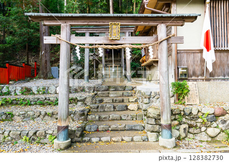 京都市右京区嵯峨小倉山田淵山町の御髪神社（髪の神様）　鳥居 128382730