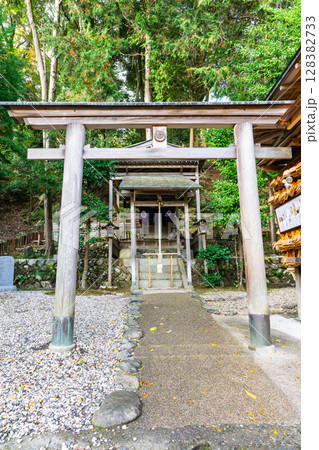 京都市右京区嵯峨小倉山田淵山町の御髪神社(髪の神様) 鳥居 京都市右京区嵯峨小倉山田淵山町の御髪神社(髪の神様) 鳥居 128382733