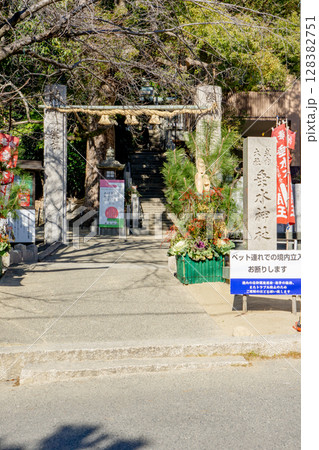 大阪府吹田市垂水町の垂水神社(垂水姓の発祥地) 境内参道 大阪府吹田市垂水町の垂水神社(垂水姓の発祥地) 境内参道 128382751