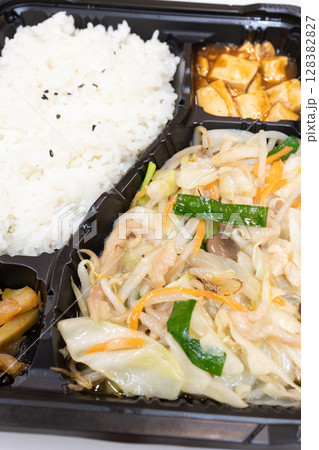 美味しい塩味肉野菜炒め中華弁当 128382827