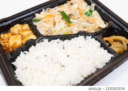 美味しい塩味肉野菜炒め中華弁当 128382834