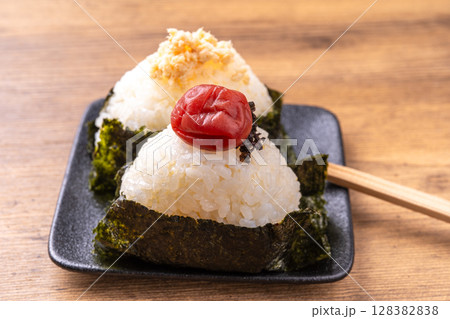 白ごはんおにぎり 128382838