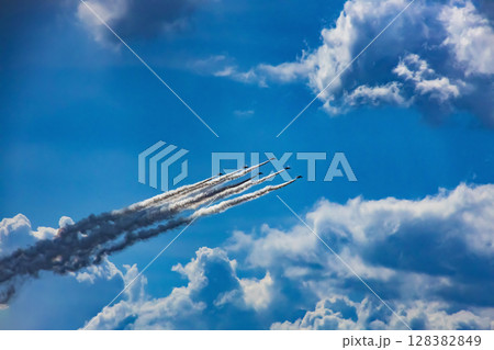 自衛隊ブルーインパルスによる航空ショー 128382849