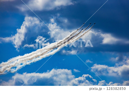 自衛隊ブルーインパルスによる航空ショー 128382850