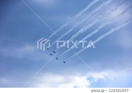 自衛隊ブルーインパルスによる航空ショー 128382857
