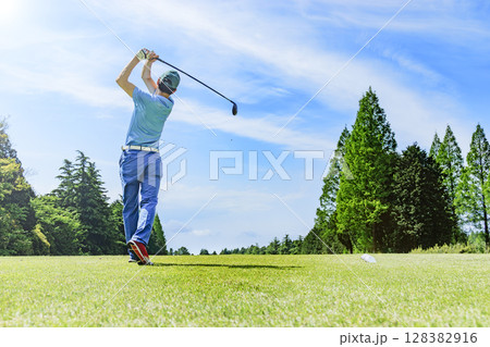 新緑が綺麗な気持ちの良いゴルフ場 128382916