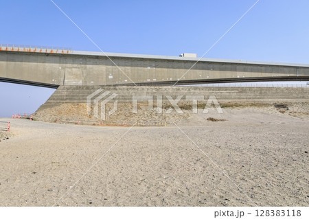 浜松市、今切口の砂浜と浜名大橋 128383118
