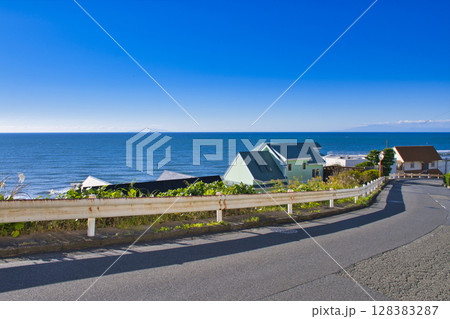 【鎌倉市】海が見える坂道 128383287