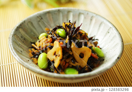 ひじきと枝豆の煮物 128383298