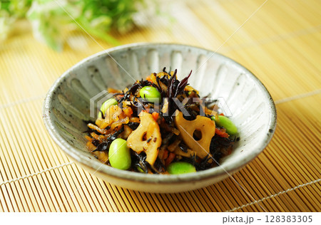 ひじきと枝豆の煮物 128383305