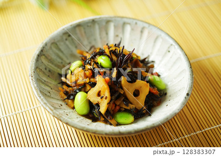 ひじきと枝豆の煮物 128383307