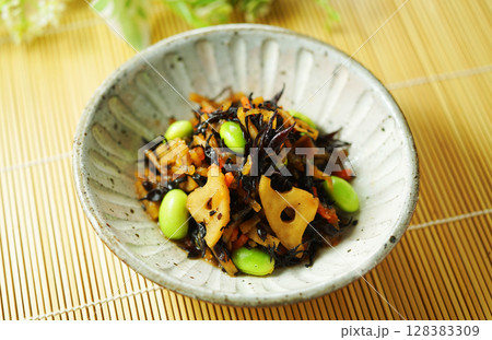 ひじきと枝豆の煮物 128383309