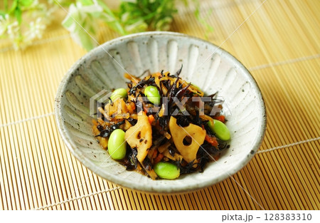 ひじきと枝豆の煮物 128383310