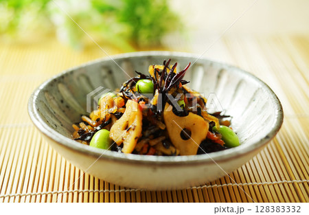 ひじきと枝豆の煮物 128383332