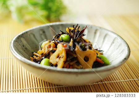 ひじきと枝豆の煮物 128383333