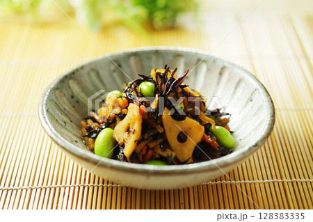 ひじきと枝豆の煮物 128383335