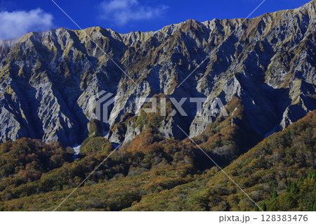 大山「南壁」それは尾根づたいの弥山（みせん）～三鈷峰（さんこほう）北縁の馬蹄型大断崖で、比高400m 128383476