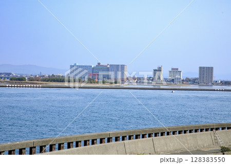 浜松市、舞坂堤から眺める弁天島の遠景 128383550