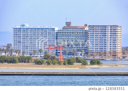 浜松市、舞坂堤から眺める弁天島の遠景 128383551