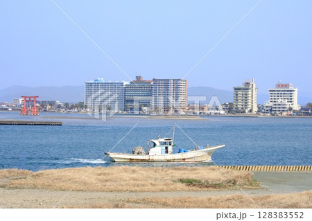 浜松市、舞坂堤から眺める弁天島の遠景 128383552