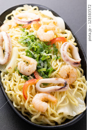 おいしい鉄皿海鮮塩焼きそば 128383572