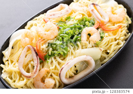 おいしい鉄皿海鮮塩焼きそば 128383574