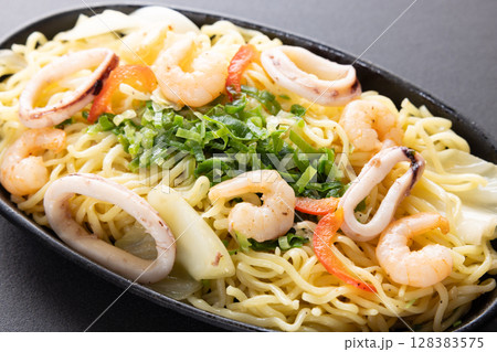 おいしい鉄皿海鮮塩焼きそば 128383575