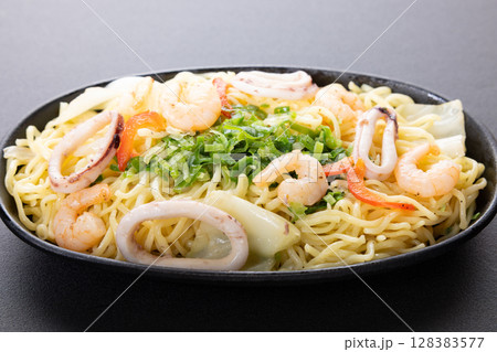 おいしい鉄皿海鮮塩焼きそば 128383577