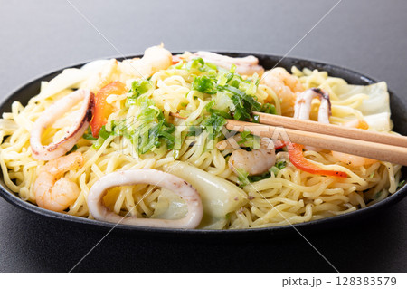 おいしい鉄皿海鮮塩焼きそば おいしい鉄皿海鮮塩焼きそば 128383579