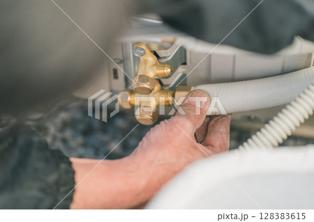 エアコン取り付け エアコン取り付け 128383615