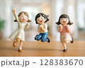 元気に飛び跳ねる女子友達3人 128383670