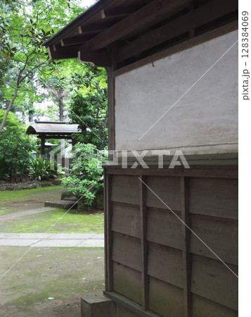 和風建築と緑が織りなす空間、静寂が広がる日本庭園 和風建築と緑が織りなす空間、静寂が広がる日本庭園 128384069